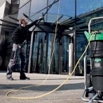 operatore lava facciata vetrata